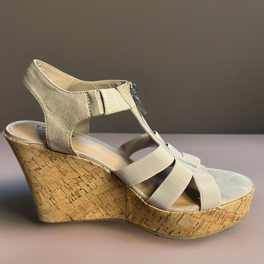 Super cute wedged heels ! 🍹